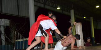 Jovens católicos encenam a Paixão e Morte de Cristo em Goiatuba