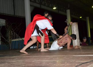 Jovens católicos encenam a Paixão e Morte de Cristo em Goiatuba