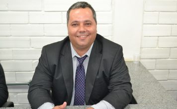 Presidente da Câmara é denunciado por receber sem trabalhar