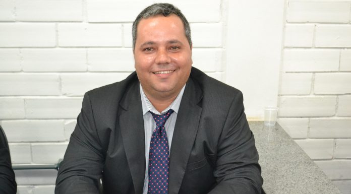 Presidente da Câmara é denunciado por receber sem trabalhar