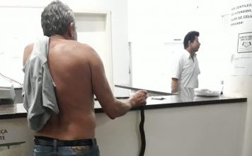 Idoso é picado por jararaca e leva cobra viva na mão até hospital de RO