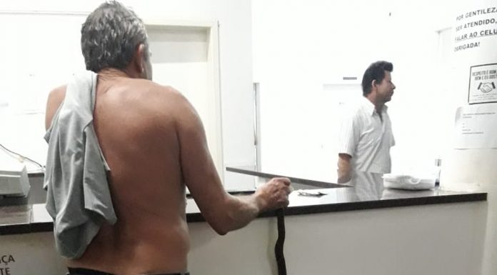 Idoso é picado por jararaca e leva cobra viva na mão até hospital de RO