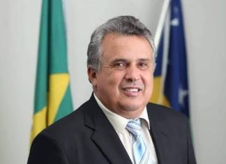 PREFEITO DE VICENTINÓPOLIS CONSEGUE 03 ÔNIBUS NOVOS