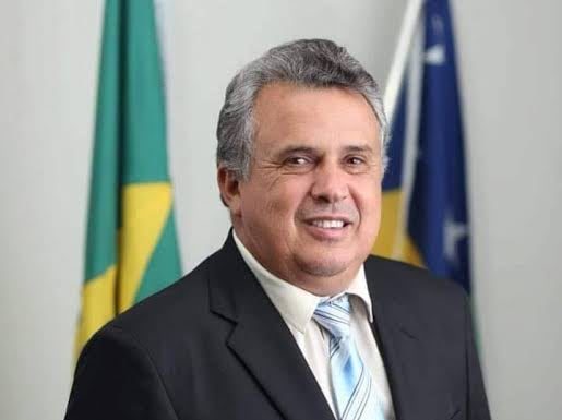 PREFEITO DE VICENTINÓPOLIS CONSEGUE 03 ÔNIBUS NOVOS