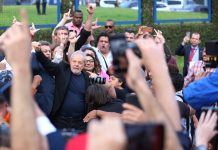 Lula deixa a prisão em Curitiba