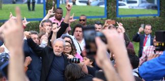 Lula deixa a prisão em Curitiba