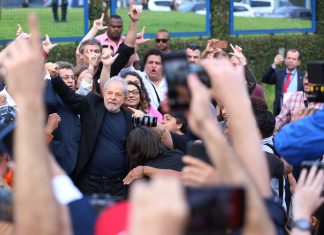 Lula deixa a prisão em Curitiba