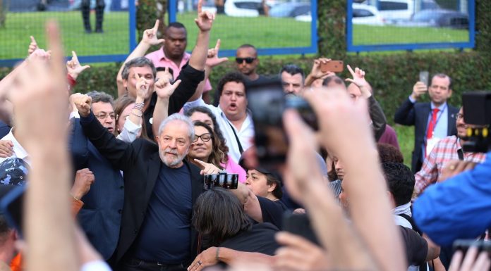 Lula deixa a prisão em Curitiba