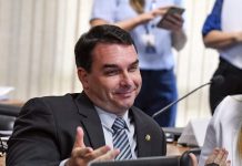 MP diz que Flávio Bolsonaro pagou R$ 638 mil em dinheiro para ‘lavar’ compra de imóveis.