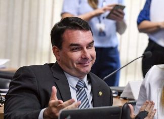 MP diz que Flávio Bolsonaro pagou R$ 638 mil em dinheiro para ‘lavar’ compra de imóveis.