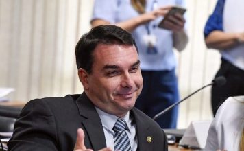 MP diz que Flávio Bolsonaro pagou R$ 638 mil em dinheiro para ‘lavar’ compra de imóveis.