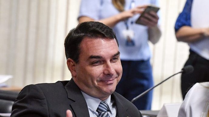 MP diz que Flávio Bolsonaro pagou R$ 638 mil em dinheiro para ‘lavar’ compra de imóveis.