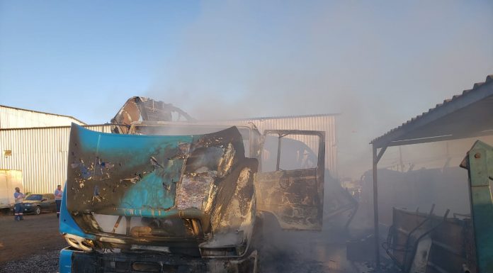 Caminhão carregado de alimento pega fogo em Itumbiara