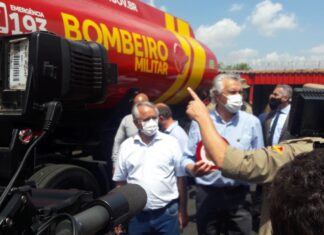 Governador Caiado faz entrega de equipamentos ao Corpo de Bombeiros, em Itumbiara.