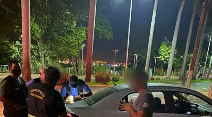 DONOS DE LANCHAS SÃO MULTADOS EM ITUMBIARA POR AGLOMERAÇÃO NO RIO PARANAÍBA