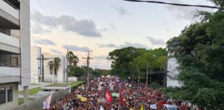 Governador afasta comandante, após PM reprimir ato anti-Bolsonaro.