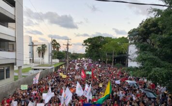 Governador afasta comandante, após PM reprimir ato anti-Bolsonaro.
