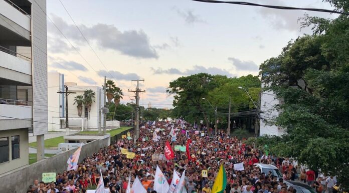 Governador afasta comandante, após PM reprimir ato anti-Bolsonaro.
