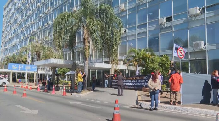 Bancários e funcionários dos Correios terão prioridade na vacinação contra a Covid, afirma ministro da Saúde