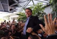 Ministros do TSE avaliam hipótese de deixar Bolsonaro inelegível.