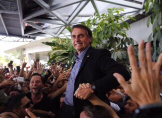 Ministros do TSE avaliam hipótese de deixar Bolsonaro inelegível.