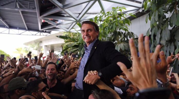 Ministros do TSE avaliam hipótese de deixar Bolsonaro inelegível.