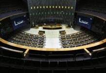 Deputados cassados por corrupção recebem aposentadoria de até R$ 23,3 mil.