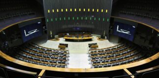 Deputados cassados por corrupção recebem aposentadoria de até R$ 23,3 mil.