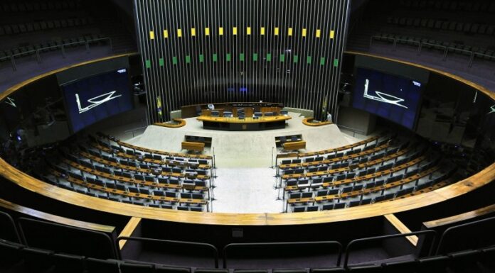 Deputados cassados por corrupção recebem aposentadoria de até R$ 23,3 mil.