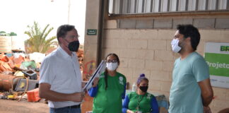 Deputado Antônio Gomide visita reciclagem em Itumbiara