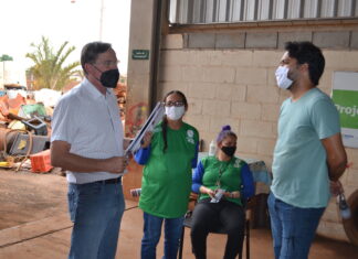 Deputado Antônio Gomide visita reciclagem em Itumbiara
