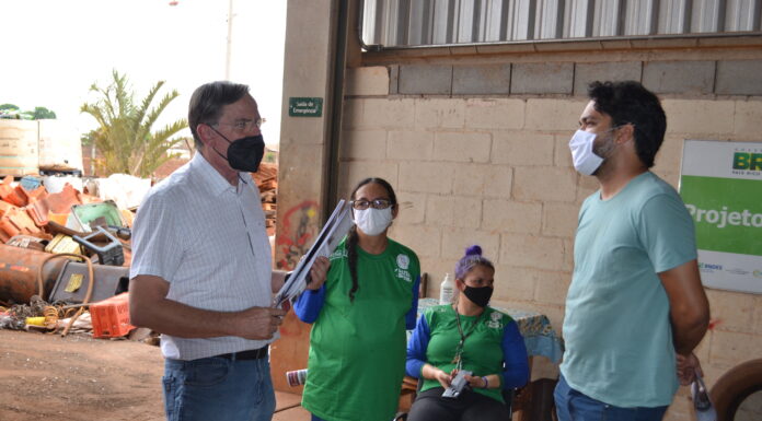 Deputado Antônio Gomide visita reciclagem em Itumbiara