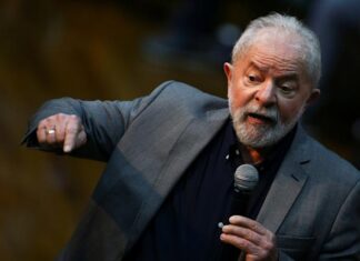 Pesquisa aponta Lula tem 43% das intenções de voto, Bolsonaro 26% e Moro 9%.