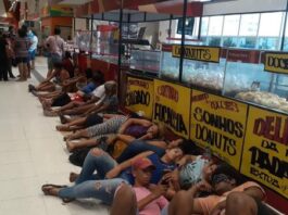 Famílias pobres ocupam supermercados nas capitais do Brasil.