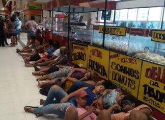 Famílias pobres ocupam supermercados nas capitais do Brasil.