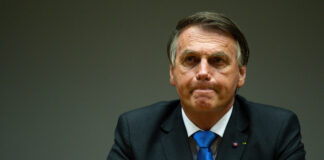 Bolsonaro com suspeita de obstrução intestinal.