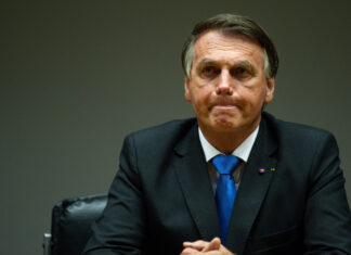 Bolsonaro com suspeita de obstrução intestinal.