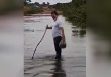 Médico atravessa enchente para atender comunidade em Bonópolis.
