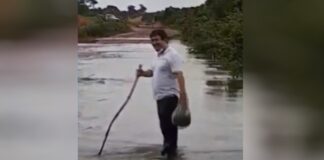 Médico atravessa enchente para atender comunidade em Bonópolis.