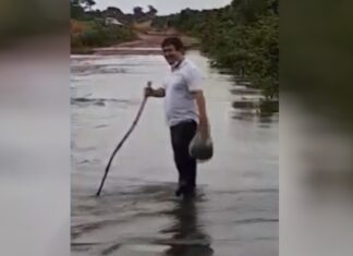 Médico atravessa enchente para atender comunidade em Bonópolis.