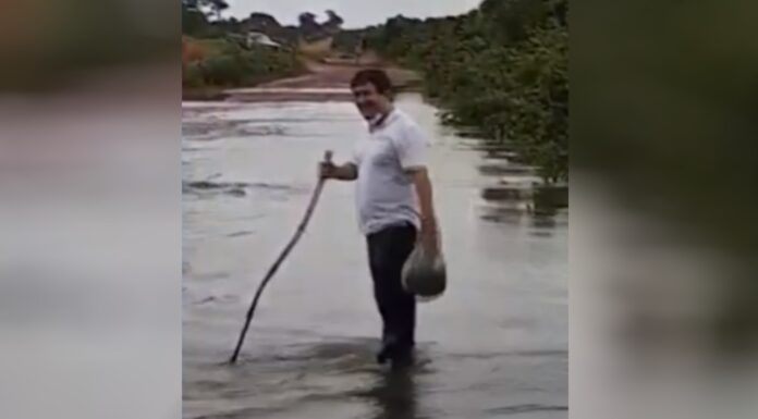 Médico atravessa enchente para atender comunidade em Bonópolis.