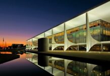 Governo Bolsonaro gasta quase 1,500 milhão na compra de 05 carros de luxo para ministros.