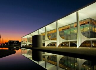 Governo Bolsonaro gasta quase 1,500 milhão na compra de 05 carros de luxo para ministros.