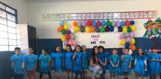 Alunos da Educação Infantil IV de Goiatuba homenageiam seus pais e emocionam as mães.