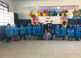 Alunos da Educação Infantil IV de Goiatuba homenageiam seus pais e emocionam as mães.