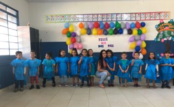 Alunos da Educação Infantil IV de Goiatuba homenageiam seus pais e emocionam as mães.