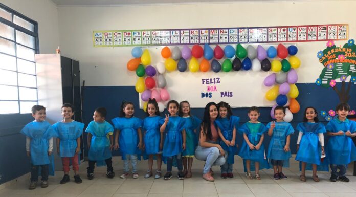 Alunos da Educação Infantil IV de Goiatuba homenageiam seus pais e emocionam as mães.