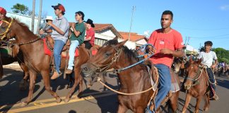 Cavalgada marca definitivamente, o início da Festa do Peão de Panamá