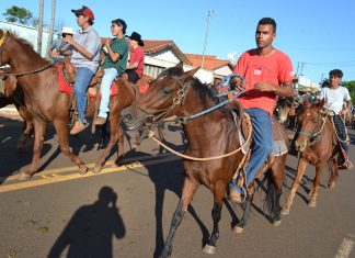 Cavalgada marca definitivamente, o início da Festa do Peão de Panamá