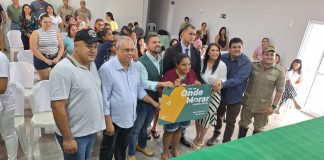 Prefeito de Porteirão – Henrique e primeira dama Maria do Carmo entregaram “Cartão Aluguel”